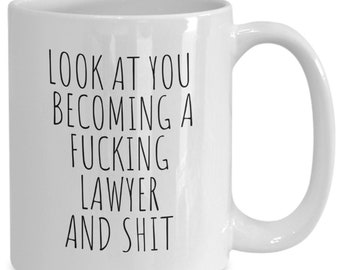 Abogado gracioso, Regalo para abogado, Taza de café graciosa, Taza para estudiante de derecho, Nuevo abogado, Graduación de la facultad de derecho, ¡Mírate, te estás convirtiendo en un maldito abogado!