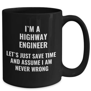 Könnte beinhalten: Schwarze Keramik-Tasse mit weißer Aufschrift. Der Text lautet: "ICH BIN STRASSENBAUINGENIEUR, LASS UNS ZEIT SPAREN UND DAVON AUSGEHEN, DASS ICH NIE FALSCH LIEGE."