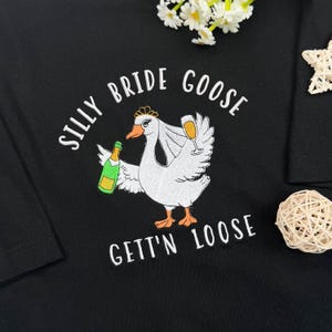 Besticktes Silly Goose Braut Shirt, lustiges Gänse Liebhaber Tshirt, Ehepaar passende Shirt, Hochzeitsgeschenk, Luxus Bachelorette
