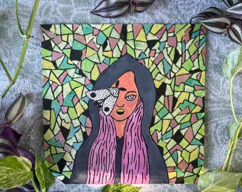 Ragazza impostore con arte della falena