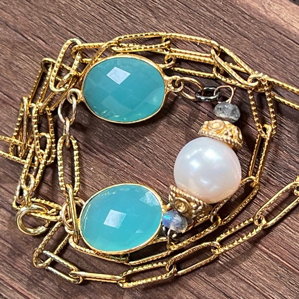 Collier en calcédoine aqua et perle blanche FW avec chaîne à maillons en or rempli, apprêts en vermeil