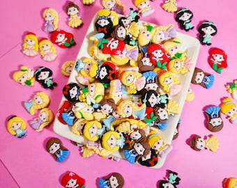 Puede incluir: Una colección de encantos de personajes de princesas de dibujos animados coloridos, con varias princesas en diferentes poses y atuendos. Los encantos están hechos de un material suave y flexible y son perfectos para agregar un toque de fantasía a las manualidades y los proyectos.