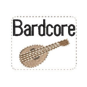 Puede incluir: Un cuadrado blanco con un borde negro discontinuo. El texto "Bardcore" está en negro en la parte superior del cuadrado. Un mandolina marrón está en la mitad inferior del cuadrado.
