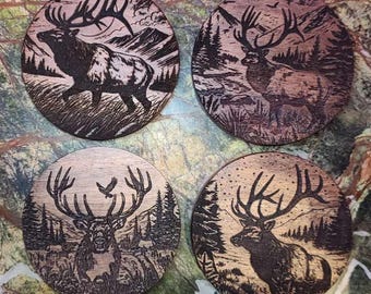 Posavasos de madera con forma de alce grabado y abrebotellas (juego de 4)
