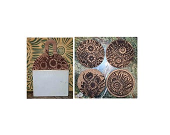 Tabla de cortar con grabado de girasoles y flores silvestres y posavasos de corcho
