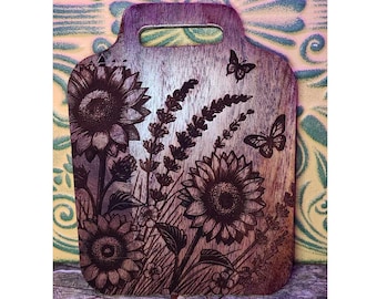 Tabla de cortar de madera con girasol grabado – Decoración rústica para cocina