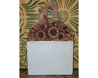 Tabla de cortar de madera y mármol hecha a mano – Grabado de girasol