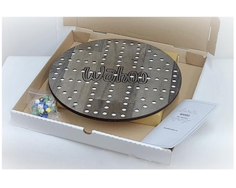 Juego de mesa Wahoo de madera de 40 cm, hecho a mano, para 2 a 4 jugadores. Incluye 5 canicas por jugador. Personalización y posavasos opcionales. ENVÍO GRATIS.