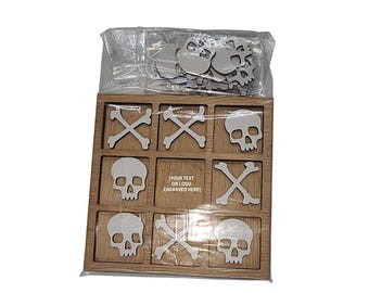 Juego de mesa de madera con calavera y huesos cruzados