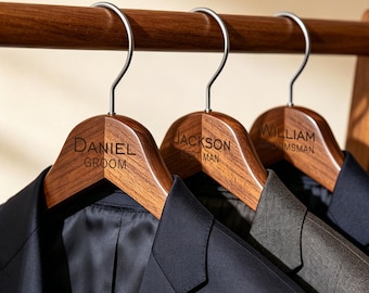 Perchas de madera personalizadas grabadas para trajes, regalo para padrinos de boda, regalo de boda para el novio, padrino de boda, regalo de propuesta para padrinos de boda, percha con nombre personalizado.