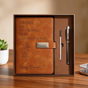 Puede incluir: Una taza de cerámica blanca con un asa negra y el texto "But First, Coffee" en negro, con una fuente de estilo manuscrito. La taza está sobre una superficie blanca.