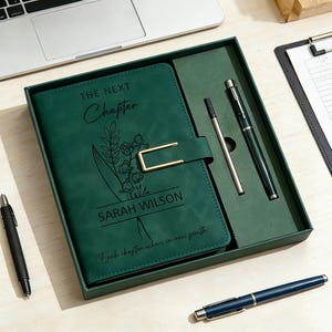 Das nächste Kapitel Journal, individuell graviertes Leder Notizbuch-Set mit Stift, Universitäts-Abschluss-Geschenk, Klasse von 2026 Andenken, High School Bild 7