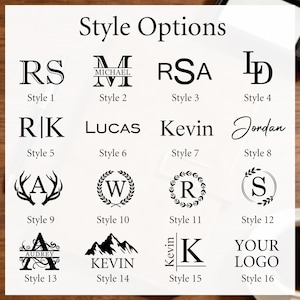 Op de afbeelding: Een selectie van 16 stijlopties voor personalisatie, weergegeven op een houten oppervlak. De stijlen omvatten initialen, namen en logo's, met verschillende lettertypen en ontwerpen. Tekst bevat "Stijlopties" en stijlnummers.