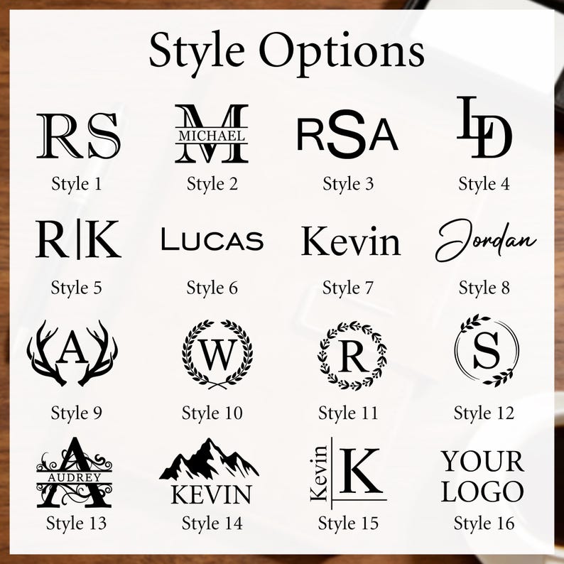 Op de afbeelding: Een selectie van 16 stijlopties voor personalisatie, weergegeven op een houten oppervlak. De stijlen omvatten initialen, namen en logo's, met verschillende lettertypen en ontwerpen. Tekst bevat "Stijlopties" en stijlnummers.