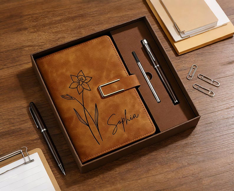 Cuaderno de cuero grabado con la flor de nacimiento, juego de cuadernos personalizados con nombre, regalos de cumpleaños para ella, regalos de agradecimiento para profesores, regalo de graduación imagen 1