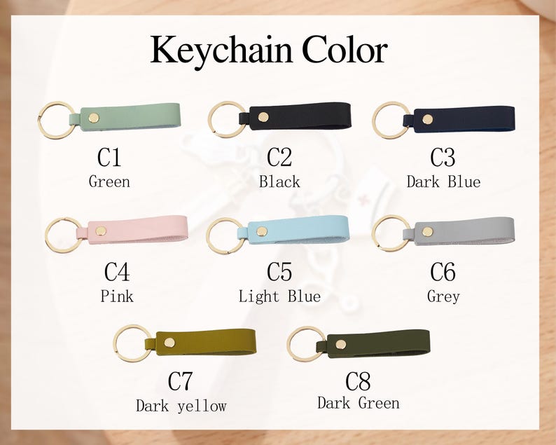 Pu&ograve; includere: Una selezione di otto portachiavi in pelle in vari colori, tra cui verde, nero, blu scuro, rosa, azzurro, grigio, giallo scuro e verde scuro. Ogni portachiavi ha un anello dorato e un piccolo dettaglio metallico.