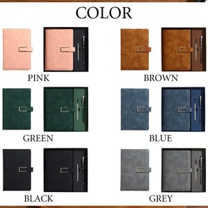 Op de afbeelding: Een verzameling notitieboeken en pennen in verschillende kleuren, waaronder roze, bruin, groen, blauw, zwart en grijs. Elk notitieboek heeft een rechthoekige sluiting. Het woord "COLOR" staat bovenaan de afbeelding.