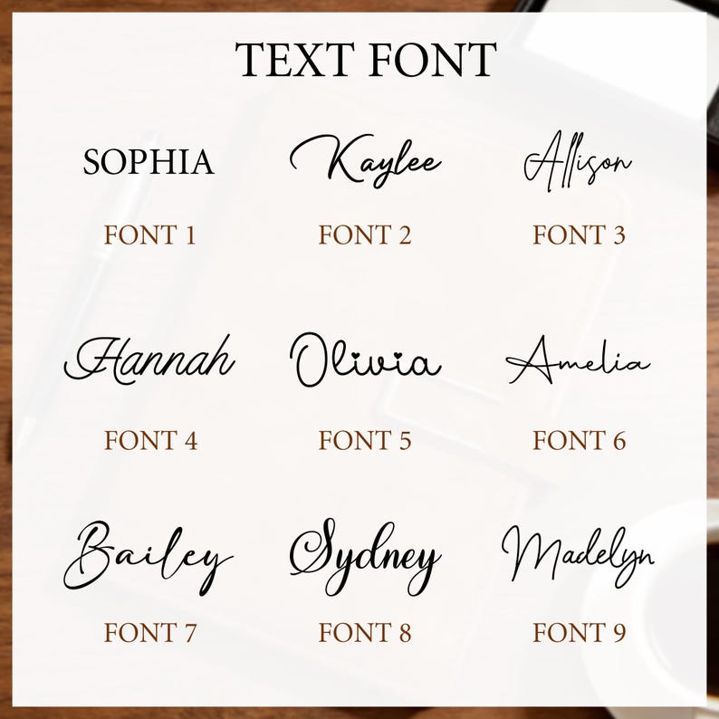 Puede incluir: Una exhibici&oacute;n de nueve fuentes de texto diferentes, cada una mostrando un nombre en un estilo cursivo &uacute;nico. Los nombres incluyen Sophia, Kaylee, Allison, Hannah, Olivia, Amelia, Bailey, Sydney y Madelyn. Cada fuente est&aacute; etiquetada con un n&uacute;mero del 1 al 9.