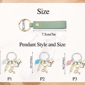 Pu&ograve; includere: Un portachiavi in pelle verde chiaro con anello e bottone color oro. L'immagine mostra tre stili di ciondoli con ciondoli a tema medico, tra cui una siringa, uno stetoscopio e un cappello da infermiera. I portachiavi sono lunghi 7,5 cm.