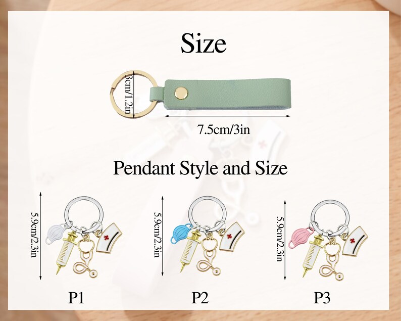Pu&ograve; includere: Un portachiavi in pelle verde chiaro con anello e bottone color oro. L'immagine mostra tre stili di ciondoli con ciondoli a tema medico, tra cui una siringa, uno stetoscopio e un cappello da infermiera. I portachiavi sono lunghi 7,5 cm.