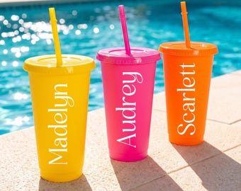 Personalisierter Namensbecher aus Kunststoff mit Strohhalm, individueller Becher für Brautjungfern, Gastgeschenke für Junggesellinnenabschiede, wiederverwendbarer Kaltgetränkebecher, Sommer-Poolbecher