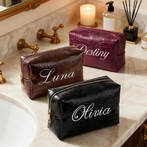 パーソナライズされたクロコダイル柄トイレタリーバッグ、刺繍入りフェイクレザーコスメポーチ、ブライズメイドギフト