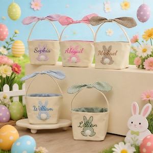 Pu&ograve; includere: Cesti pasquali color crema con manici a fiocco a quadretti. Ogni cesto presenta un design a coniglietto e un nome: Sophia, Abigail, Michael, William e Lillian. Uova di Pasqua e fiori circondano i cesti.