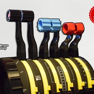 Peut inclure: Un système de contrôle de vol noir avec quatre leviers et des marquages jaunes et noirs. Les leviers ont des boutons de différentes couleurs, notamment rouge, bleu et noir. Le texte "Honeycomb Bravo vendu séparément" est visible sur l'image.