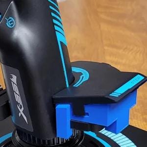 Könnte beinhalten: Nahaufnahme eines schwarzen und blauen Joysticks mit einem blauen Schieberegler und einem schwarzen und blauen Knopf. Der Joystick ist mit "X52 Pro" beschriftet.