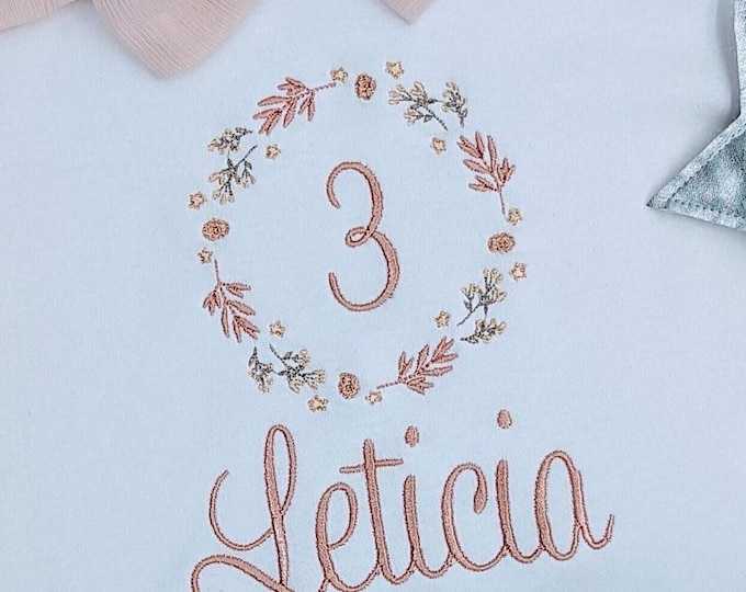 Blumenkranz Geburtstagsshirt Mädchen mit Name und Zahl -1 2 3 - in Pastellfarben, Geburtstagsparty Outfit Kindershirt, Erster Jahr Geschenk