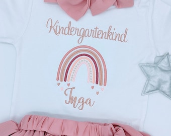 T-Shirt Kitakind 2025 Krippenkind,  Erster Kindergartentag Geschenk Shirt Regenbogen mit Name Personalisiertes Kindergartenkind Outfit
