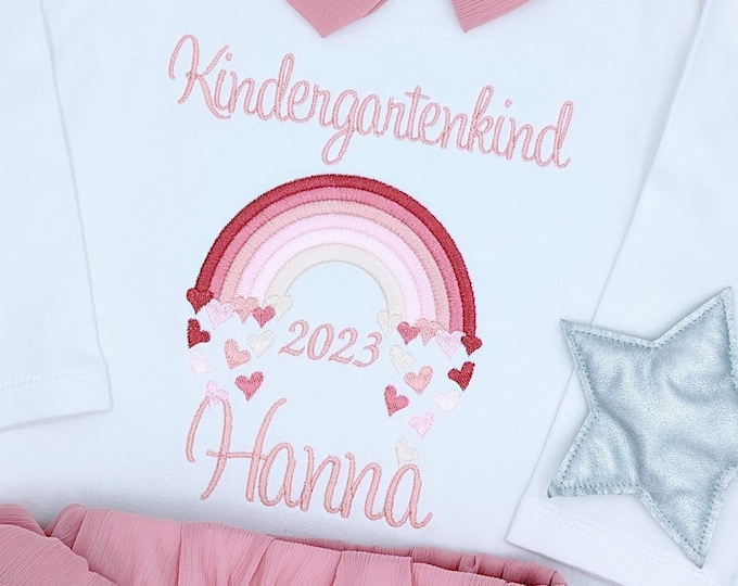 T-Shirt für Kitakind und Krippenkind 2025 Erster Kindergartentag Geschenk Shirt Regenbogen mit Name Personalisiertes Kindergartenkind Outfit