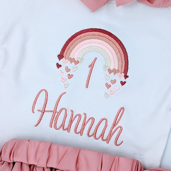 Chemise d'anniversaire arc-en-ciel pour filles avec nom et numéro -1 2 3 4 5 6 7 - dans des couleurs pastel, tenue de fête d'anniversaire, chemise pour enfants