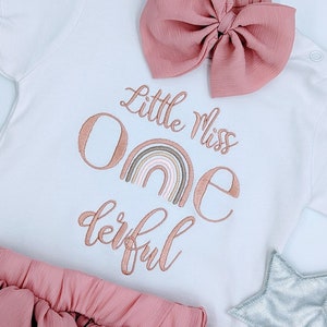 Little One Geburtstagsshirt Mädchen | Geburtstagsshirt Regenbogen l Geburtstagsoutfit erster Jahr | Geschenk tshirt 1l Oberteil Mädchen