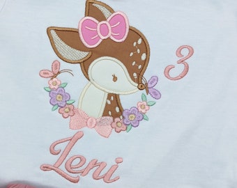 Reh Geburtstagsshirt für Mädchen ,Hirsch Shirt mit Zahl und Name, Geburtstagsoutfit für Kinder Geburtstagsparty Outfit, Erster Jahr Geschenk