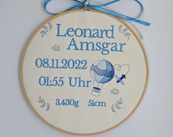 Personalisierter Stickrahmen 26 cm Geschenk zur Geburt / Babygeschenk Geburtstafel Mädchen Jungen/ Meilensteintafel / Name und Geburtsdaten
