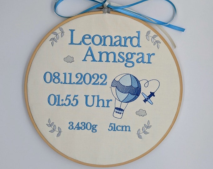 Personalisierter Stickrahmen 26 cm Geschenk zur Geburt / Babygeschenk Geburtstafel Mädchen Jungen/ Meilensteintafel / Name und Geburtsdaten
