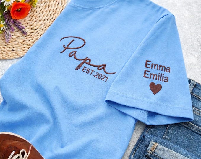 Personalisiertes Väter Geschenk Papa T-Shirt bestickt mit Name & Jahr – Vatertag Geschenk  Werdender Papa Ankündigung – Mama Oma Opa Shirt