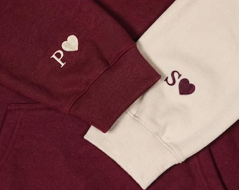 Bestickte Hoodie Initialen Herz auf dem Ärmel, personalisierter Pulli mit Paarstickerei, Crewneck Valentinstags-Outfit, Jubiläumsgeschenke