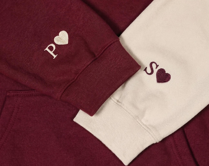 Bestickte Hoodie Initialen Herz auf dem Ärmel, personalisierter Pulli mit Paarstickerei, Crewneck Valentinstags-Outfit, Jubiläumsgeschenke