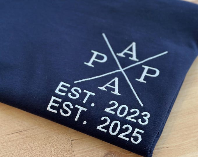 Papa besticktes T-Shirt mit personalisiertem Namen und Jahr, Vater-Shirt-Geschenk, Ankündigung für werdenden Papa, Vatertag,  Papa-Geschenk