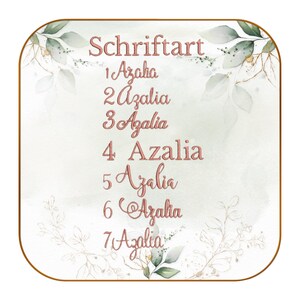 Op de afbeelding: Een groene en witte aquarel achtergrond met een gouden rand. De tekst "Schriftart" staat bovenaan de afbeelding. Het woord "Azalia" is zeven keer geschreven in een cursief schrift, met de nummers 1 tot en met 7 voor elk woord.