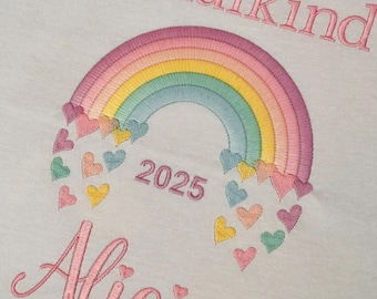 Schulkind 2025 T-Shirt Mädchen mit Lila Regenbogen und Name, Einschulung Geschenk, Schulanfang, Erste Klasse Shirt Personalisiert Geschenke