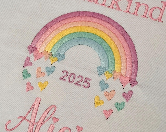 Schulkind 2025 T-Shirt Mädchen mit Lila Regenbogen und Name, Einschulung Geschenk, Schulanfang, Erste Klasse Shirt Personalisiert Geschenke