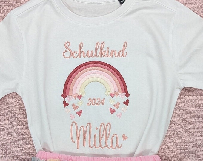 Schulkind 2026 Shirt Mädchen personalisiert mit Name, besticktes Einschulung T-Shirt, Geschenk zum Schulanfang, erster Schultag Outfit