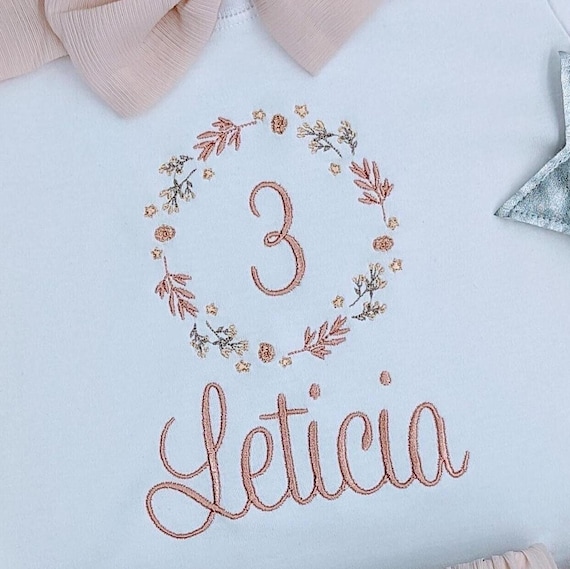 Blumenkranz Geburtstagsshirt Mädchen mit Name und Zahl -1 2 3 - in Pastellfarben, Geburtstagsparty Outfit Kindershirt, Erster Jahr Geschenk