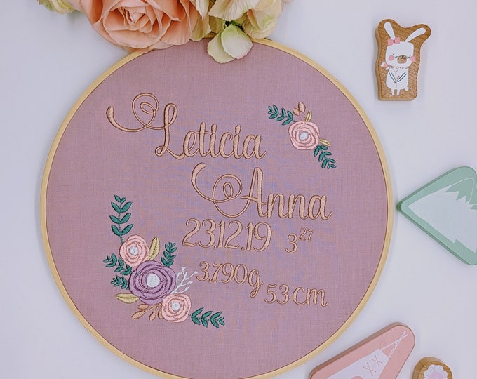 Personalisierter Stickrahmen 26 cm Geschenk zur Geburt / Babygeschenk Geburtstafel Mädchen Jungen/ Meilensteintafel / Name und Geburtsdaten