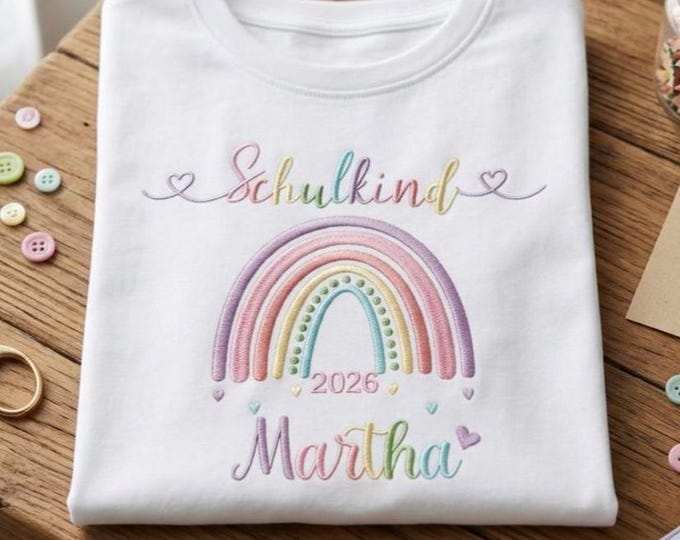 T- Shirt für Schulkind Einschulung 2026, Schulanfang Geschenk Shirt Regenbogen mit Name für Mädchen, 1. Klasse Schultag Schulanfänger,