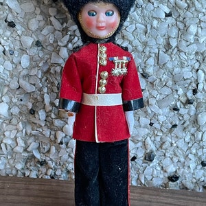 Muñeca de guardia británica vintage