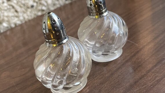 ヴィンテージガラス渦巻き塩コショウ入れ - Etsy 日本
